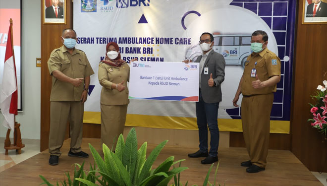 Secara simbolis Pimpinan Cabang BRI Sleman, Yuwanda Rahman menyerahkan satu unit ambulan kepada Bupati Sleman Kustini SP didampingi Sekda Sleman Harda Kiswaya dan Direktur RSUD Sleman dr Cahya Purnama. (FOTO: RSUD Sleman for TIMES Indonesia)