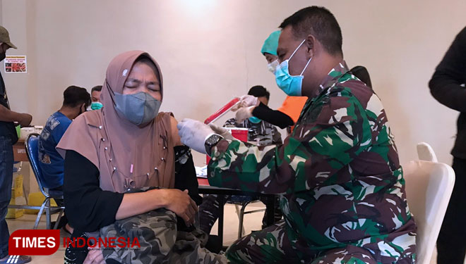 Suasana kegiatan vaksinasi di Lanal Malang yang ditujukan kepada masyarakat Kelurahan Ciptomulyo, Senin (20/9/2021). (Foto: Rizky Kurniawan Pratama/TIMES Indonesia)