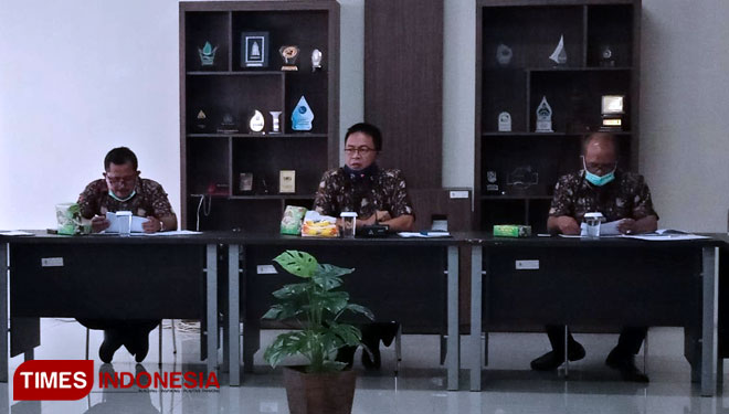 Direktur PDAM Tirto Panguripan Kendal, Sunanto (tengah) Direktur Administrasi dan Keuangan, Didik Yudya (kiri) Direktur Teknik, Kuntaufiq (kanan), saat rapat pengurus di Kantor PDAM Kendal, Senin 20/9/2021 (Foto: Zamroni/ TIMES INDONESIA) 
