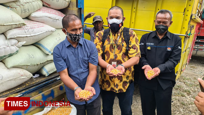Suroto (Baju biru), peternak ayam layer di desa Suruhwadang Kecamatan Kedemangan Kabupaten Blitar mendapatkan bantuan 20 ton jagung dari Presiden Jokowi, Senin (20/9/2021). (Foto: Humas Polres Blitar Kota)