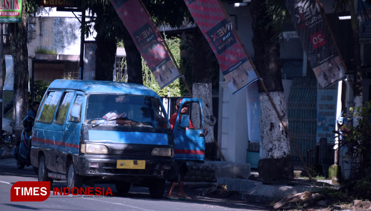 Salah satu angkutan umum dan angkutan desa (angkudes) yang masih beroperasi (FOTO: Moh Bahri/TIMES Indonesia)