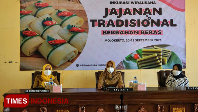 Wali Kota Mojokerto, Ika Puspitasari ketika memberikan sambutan dalam agenda inkubasi wirausaha jajanan tradisional. Senin (20/9/2021)(Foto: Thaoqid Nur Hidayat/TIMES Indonesia)