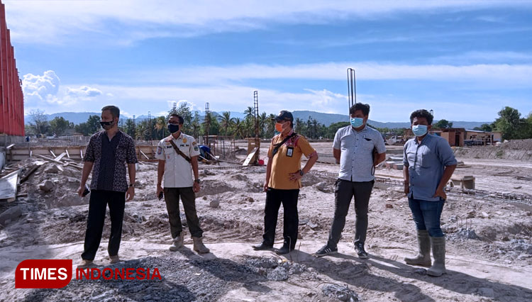 Perwakilan Dinas PUPR dan sejumlah pihak terkait lainnya saat meninjau proses pembangunan RPH unggas di Kecamatan Kelabang (FOTO: Moh Bahri/TIMES Indonesia).