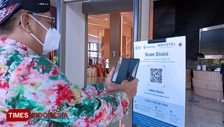 Tamu Hotel Novotel Samator Surabaya Timur wajib scan QR Code Aplikasi Peduli sebelum masuk. (FOTO: Lely Yuana/TIMES Indonesia)