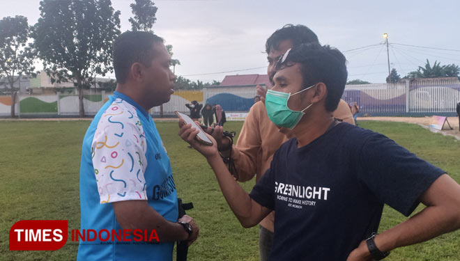 Pelatih Kepala Morotai United, Alfian Rifai saat diwawancarai awak media usai laga melawan Persibu Halmahera Barat. (Foto: Abdul H Husain/TIMES Indonesia).