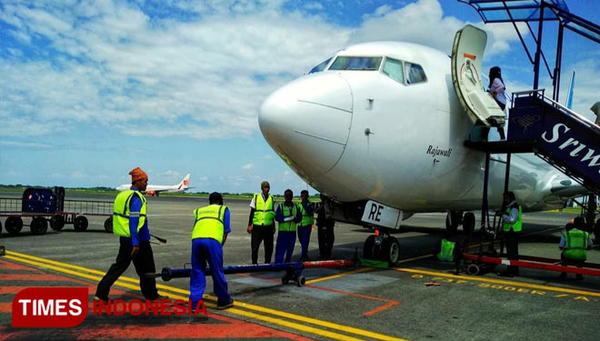 Petugas di Bandara Internasional Juanda Surabaya menyiapkan penerbangan sebelum masa pandemi Covid-19. (FOTO: Ammar Ramzi/Times Indonesia) 
