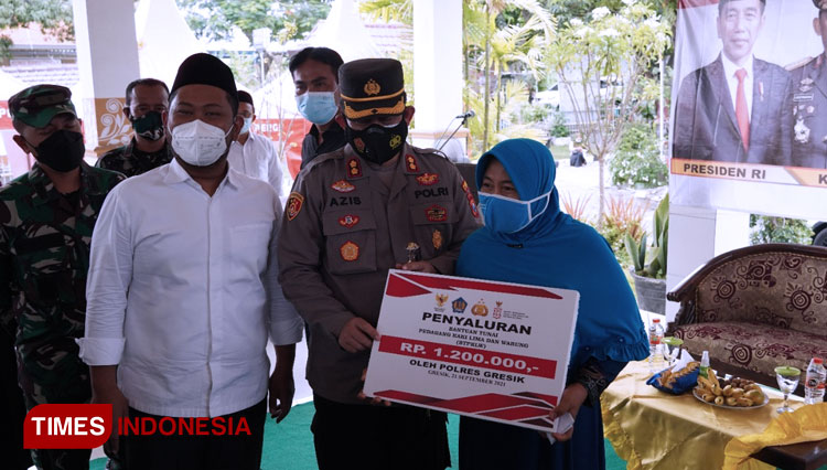 Kapolres AKBP Mochamad Nur Azis bersama Bupati Fandi Akhmad Yani serta Komandan Kodim 0817 saat menyalurkan bantuan langsung tunai ke PKL Driyorejo (Foto: Akmal/TIMES Indonesia)