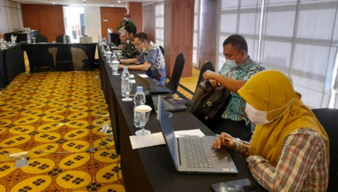 Tim Ahli UIN Sunan Ampel Surabaya melakukan koordinasi secara teknis terkait pemantauan pelaksanaan CBT Kompetisi Sains Madrasah di Yogyakarta pada Senin (20/9/2021).(Dok.Kemenag) 