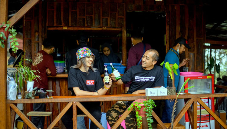 Para pengunjung Cafe Alas Pacet saat menikmati suasana sejuk cafe nature di hutan pinus, Daerah Susuk, Desa Pacet, Kecamatan Pacet, Kabupaten Mojokerto. Minggu (19/9/2021)(Foto: Cafe Alas Pacet) 