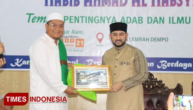 Wakil Rektor II Dr. Satra Mico, S.E., M.Si, ketika memberikan cinderamata kepada Habib Ahmad Al Habsyi. (Foto : Asnadi/Times Indonesia)