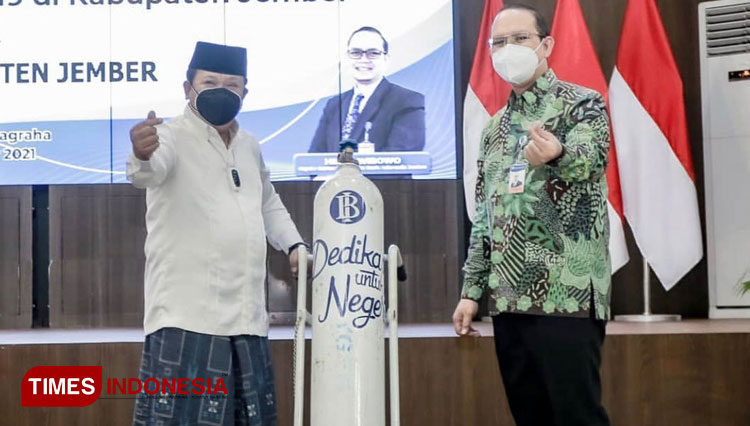 Hestu Wibowo Kepala KPwBI Jember (kanan) dan Bupati Jember Hendy Siswanto (kiri), saat penyerahan bantuan.  (Foto: Humas Pemkab for TIMES Indonesia).