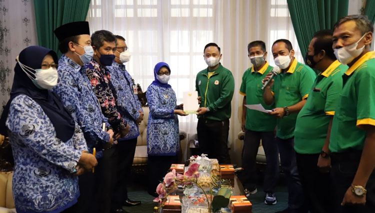 Para pengurus KONI Jombang saat berkunjung ke Bupati Jombang Mundjidah Wahab dalam rangka mohon doa restu mengikuti PON Jatim (FOTO : Dok. KONI Jombang)
