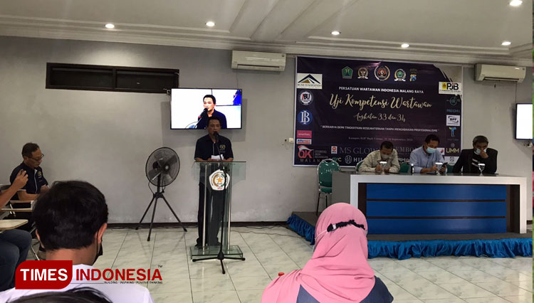 Ketua PWI Malang Raya saat menutup kegiatan UKW angkatan 33 dan 34 di Kampus C IBU, Selasa (21/9/2021). (Foto: Rizky Kurniawan Pratama/TIMES Indonesia)