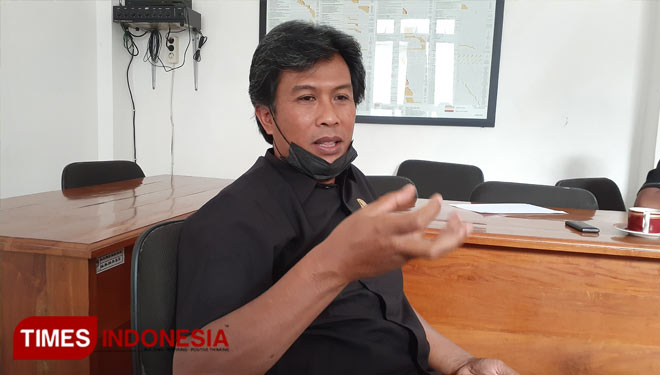 Ketua Komisi II DPRD Pacitan, Lancur Susanto saat menyampaikan pandangan soal vaksinasi yang baru capai 20, 6 persen (Foto: Rojihan/TIMES Indonesia)