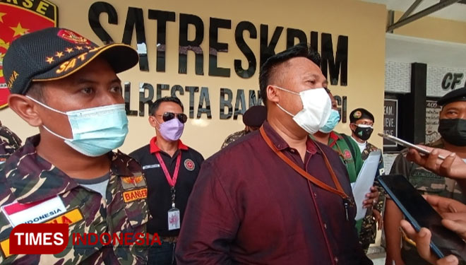 Kuasa Hukum pelapor, Nur Hayat, SH saat dimintai keterangan oleh wartawan (Foto : Rizki Alfian/ TIMES Indonesia)