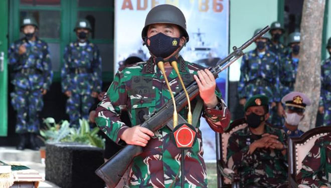 Panglima TNI Marsekal TNI Hadi Tjahjanto saat bernostalgia mengenakan helm dan senjata semasa pendidikan Taruna tahun 1982. (Foto: Puspen TNI)