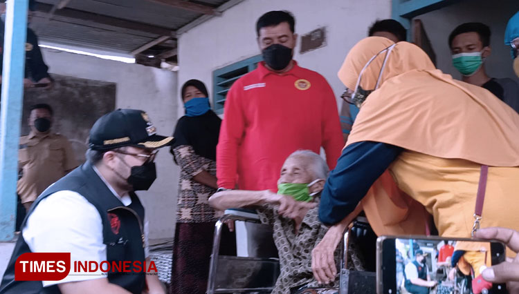 Bupati Kediri dan Kepala BIN Jatim saat memantau vaksinasi door to door di rumah nenek (Foto: Canda Adisurya/TIMES Indonesia)