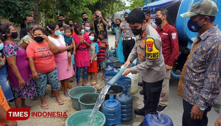 Kapolresta Mojokerto, AKBP Rofiq Ripto Himawan ketika memberikan bantuan air bersih kepada warga Dusun Banyulegi, Desa Banyulegi, Kecamatan Dawarblandong. Selasa (21/9/2021)(Foto: Dok. Humas Polresta Mojokerto for TIMES Indonesia)
