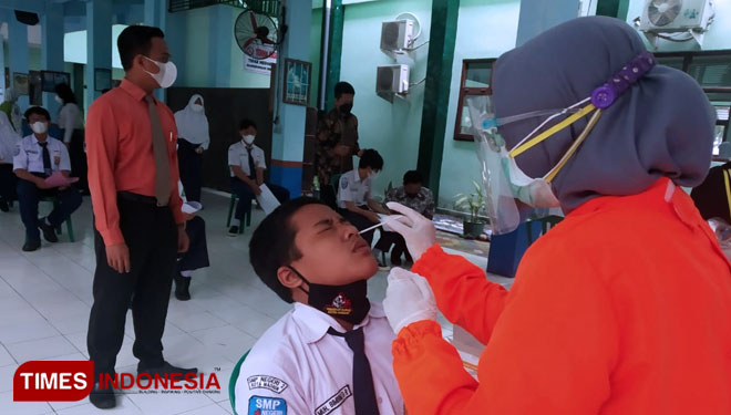 Siswa SMPN 2 Kota Madiun menjalani rapid antigen sebelum mengikuti PTM. (Foto: Yupi Apridayani/TIMES Indonesia)