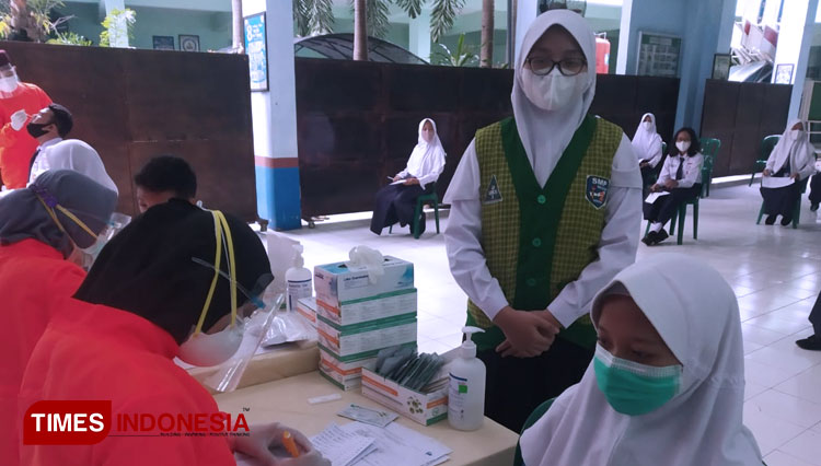 Petugas UKS di SMPN 2 Kota Madiun membantu pelaksanaan rapid antigen di sekolah. (Foto: Yupi Apridayani/TIMES Indonesia)