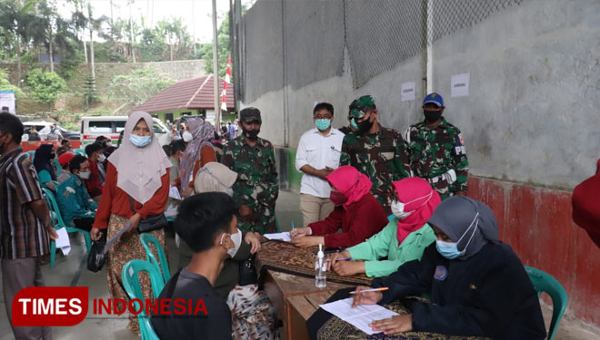 Serbuan vaksin Covid-19 di  Ponpes Tanbihul Ghofilin Bawang Kabupaten Banjarnegara. (FOTO : Pendim BNA for TIMES Indonesia)
