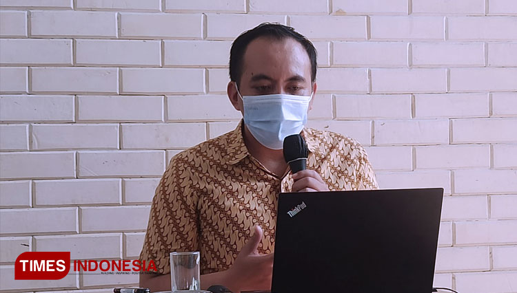 Sukris Setyobudi, Kepala Bidang SDMUKP BPJS Kesehatan Jember saat temu media, Selasa (21/9/2021). (Foto: Siti Nur Faizah/TIMES Indonesia)