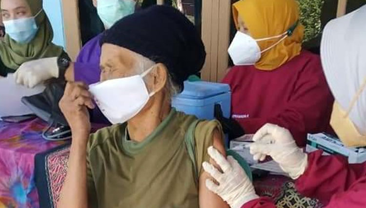 Seorang lansia di Kecamatan Tegalsiwalan mengikuti vaksinasi Covid 19 (foto: Diskominfo)