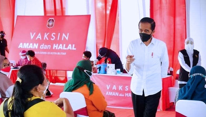 Presiden RI Jokowi meninjau vaksinasi di Blitar, Jawa timur. Ia meminta PPKM diperpanjang hingga dua Minggu. (FOTO: Facebook/Presiden Jokowi)