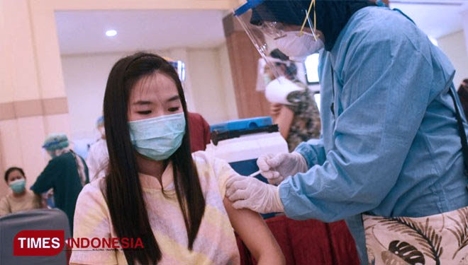 Warga mendapatkan suntikan vaksin Covid-19. Percepatan vaksinasi sebagai salah satu langkah dalam menurunkan tingkat penyebaran Covid-19 di Jombang (FOTO : Dok. TIMES Indonesia)