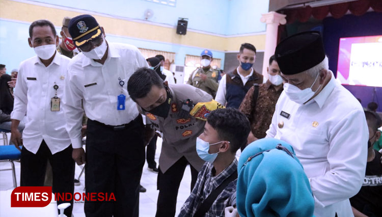 Kapolres Malang AKBP Bagoes Wibisono bersama Bupati Malang Abah Sanusi ketika Meninjau vaksinasi merdeka. (Foto : Humas Polres Malang for TIMES Indonesia)