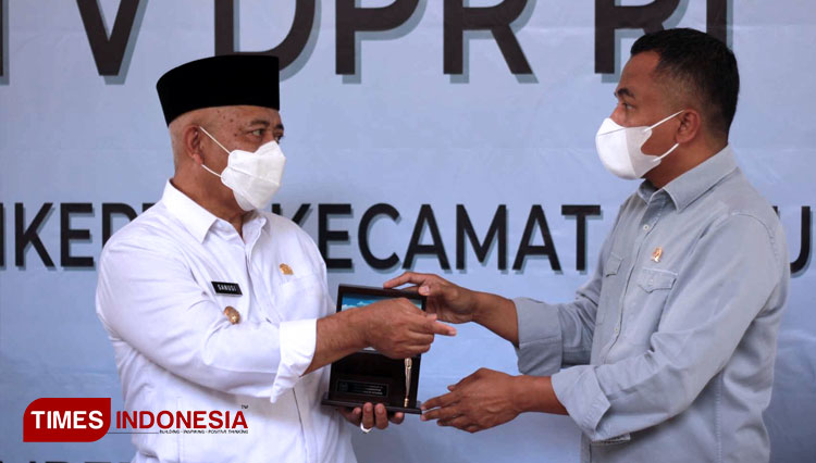 Bupati Malang Abah Sanusi ketika memberikan cinderamata kepada Komisi V DPR RI. (FOTO: Binar Gumilang/TIMES Indonesia)