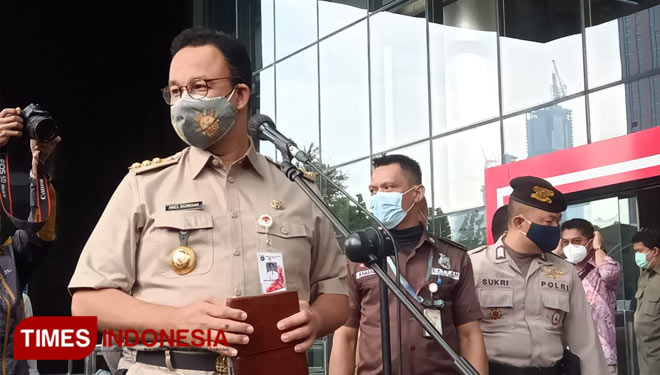 Gubernur Anies Baswedan setelah menjadi saksi di gedung KPK RI soal kasus korupsi diwilayahnya. (FOTO: Moh Ramli/ TIMES Indonesia)