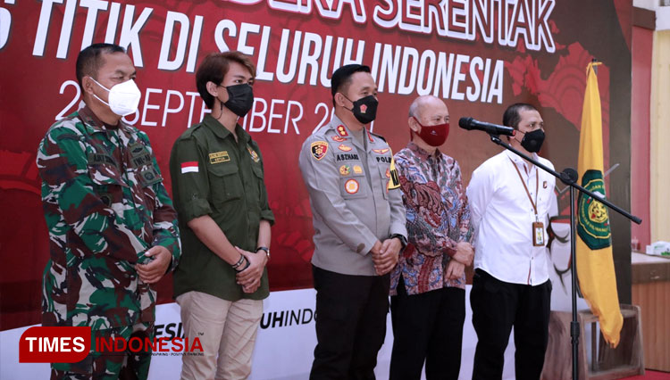 Foto bersama Jajaran TNI-Polri bersama BEM Universitas Siliwangi disela pelaksanaan Vaksinasi Merdeka Serentak di Kampus Universitas Siliwangi, Rabu (22/9/21) sore (FOTO: Humas Polres Tasikmalaya Kota/TIMES Indonesia)