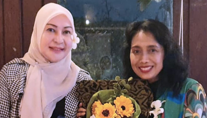 Menteri PPPA RI Bintang Puspayoga (kanan) dengan Kadis PPPA Malut Musyrifah Alhadar (kiri) saat foto bersama. (Foto: Dok. Musyrifah Alhadar)