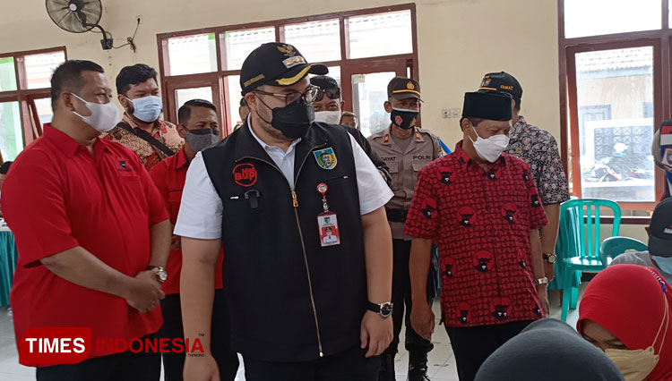 Bupati Kediri dan Ketua DPRD Kabupaten Kediri saat tinjau jalannya vaksinasi yang digelar PDIP (Foto: Canda Adisurya/TIMES Indonesia)