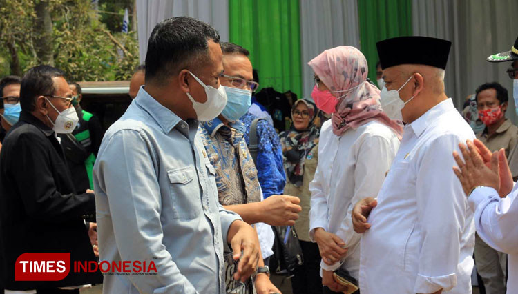 Bupati Malang Abah Sanusi ketika menyambut kedatangan Komisi V DPR RI. (Foto : Binar Gumilang/TIMES Indonesia).