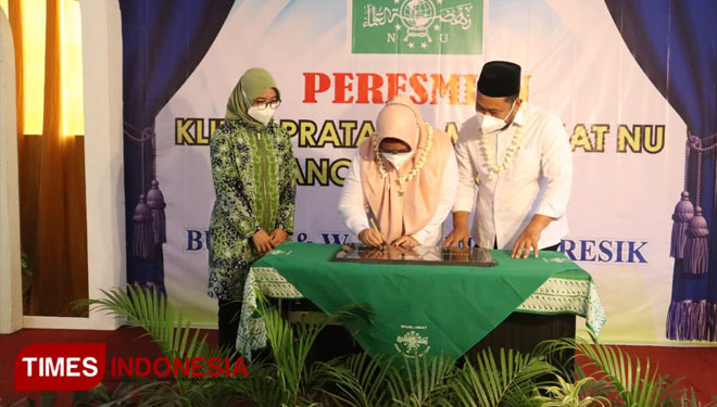 Bupati Gresik Fandi Akhmad Yani dan Wabup Aminatun Habibah saat meresmikan Klinik Pratama Muslimat NU Kecamatan Bungah (Foto: Akmal/TIMES Indonesia).