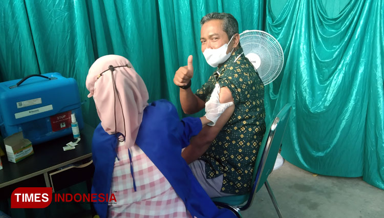 Vice Presiden Kantor Pegadaian Deputi Area Tegal, Nyoto Margono disuntik vaksin yang kedua di Kantor Pegadaian Area Tegal. (Foto : Dimas Reza Yogatama For Times Indonesia)