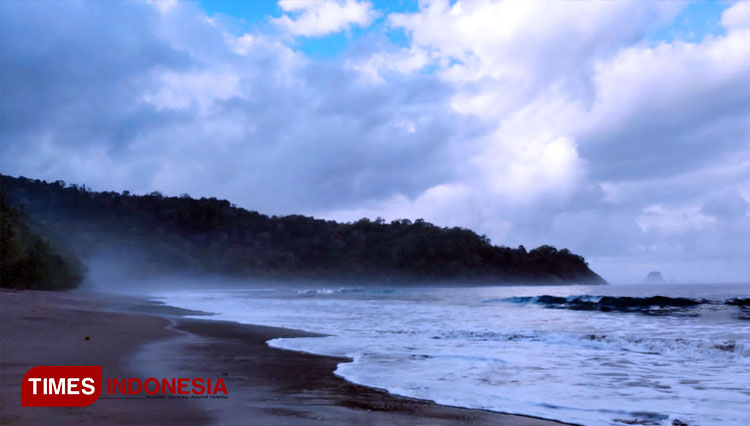 An exotic scenery at Nanggelan Beach, Jember. (PHOTO: Siti Nur Faizah/TIMES Indonesia)