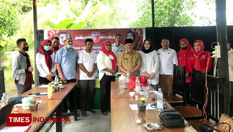 Pengurus DPD PKP Maluku Utara foto bersama dengan Gubernur KH. Abdul Gani Kasuba disela-sela Rakor Konsolidasi. (Foto: Wahyudi Yahya/TIMES Indonesia)