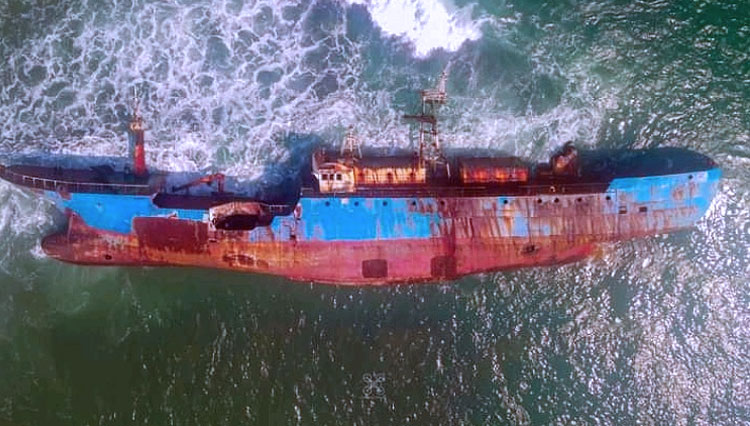 Salah satu kapal pencuri ikan yang ditenggelamkan di laut Pangandaran saat Susi Pujiastuti menjabat Menteri Kelautan Perikanan (FOTO: Kementerian Perikanan Kelautan)