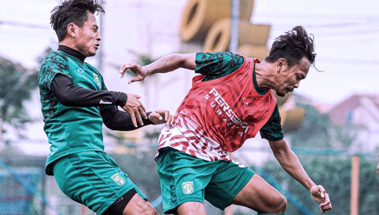 Samsul Arif dan M. Hidayat berduel dalam sesi latihan jelang laga menghadapi Bhayangkara FC, Jumat (24/9/2021). (FOTO: MO Persebaya)