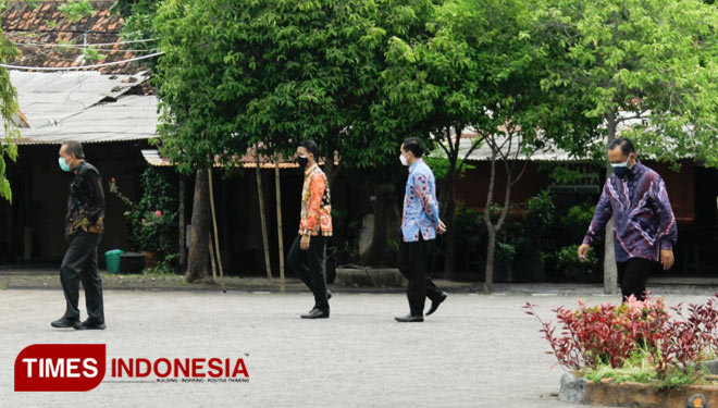 Sekda Kabupaten Probolinggo Soeparwiyono (depan) dan Kepala Dinas PMD Edy Suryanto (belakang) memasuki Mapolresta Probolinggo usai melaksanakan Salat Duhur, Selasa (21/8/2021). (Foto: Ryan/TIMES Indonesia)