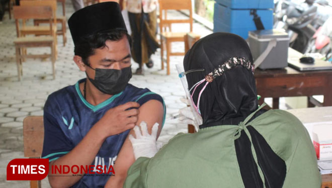 Penyuntikan dosis vaksin di Kota Malang. (Foto: Adhitya Hendra/TIMES Indonesia)