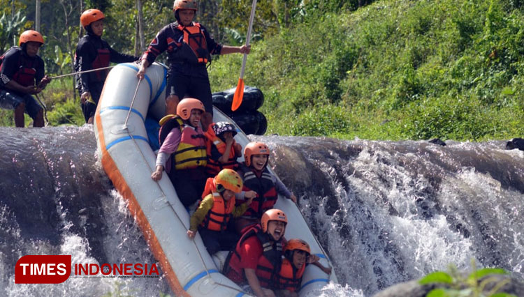 arung jeram di Pinus Rafting Banyuwangi b
