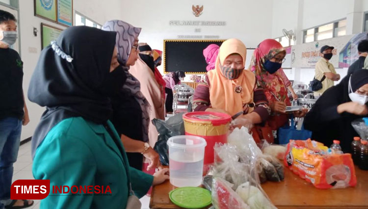 UKM Cinta Tanah Air Unisma ikut serta pembuatan eco enzyme bersama warga kampung KB Kelurahan Dinoyo Kota Malang.