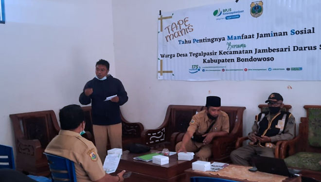 Petugas BPJAMSOSTEK Bondowoso mensosialisasikan manfaat program Jamsostek kepada masyarakat di Desa Tegalpasir. (Foto: Humas BPJAMSOSTEK Jember for TIMES Indonesia)