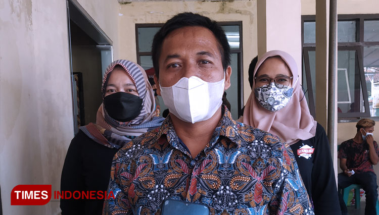 Kepala Desa (Kades) Sekarwangi Sumedang, Ade Nanan seusai meninjau proses vaksinasi Covid-19 di GOR Desa Sekarwangi, Sumedang, Kami (23/9/2021). (FOTO: Alan Dahlan/TIMES Indonesia)