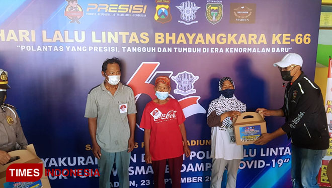 Penyerahan bantuan sembako dari HDCI Madiun kepada tuna wisma peserta vaksinasi. (Foto: Yupi Apridayani/TIMES Indonesia)