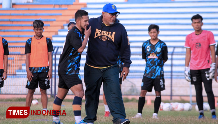 Pelatih Persela Lamongan, Iwan Setiawan, memberikan arahan kepada Gian Zola. (FOTO: MFA Rohmatillah/ TIMES Indonesia)